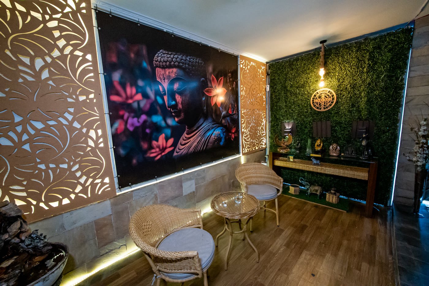 Lounge zen com jardim vertical e painéis decorativos iluminados