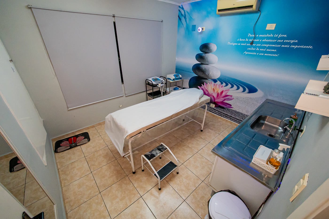 Sala de massagem e drenagem com maca